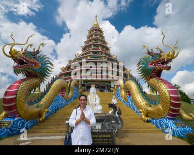 Chiang Rai, Thailand. 17. November 2022. Wat Huay Pla Kang. Thai-Frau, die Dankeszeichen gibt. Chinesischer Tempel in der Provinz Chiang Rai Stockfoto