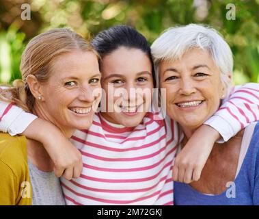 Wir Mädchen müssen zusammenhalten. Drei Generationen von Familienfrauen, die draußen stehen. Stockfoto