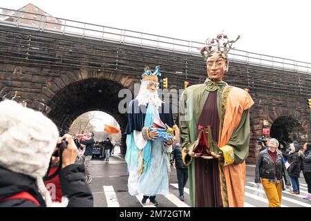 Atmosphäre während der Three Kings Feier und Parade auf der 106. Straße in Manhattan in New York am 6. Januar 2023 Stockfoto