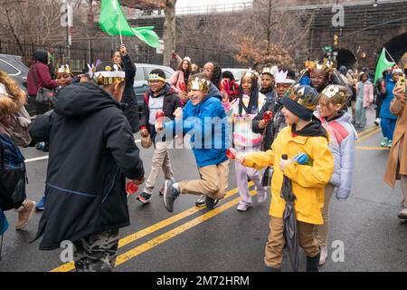 New York, USA. 06. Januar 2023. Atmosphäre während der Feierlichkeiten zum Three Kings Day und der Parade in der 106 Street in Harlem, New York am 6. Januar 2023. (Foto: Lev Radin/Sipa USA) Guthaben: SIPA USA/Alamy Live News Stockfoto