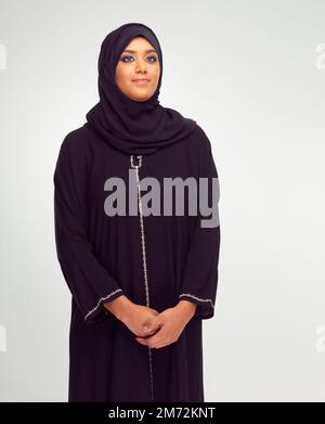Verborgene Schönheit. Eine attraktive muslimische Frau in traditioneller Kleidung. Stockfoto