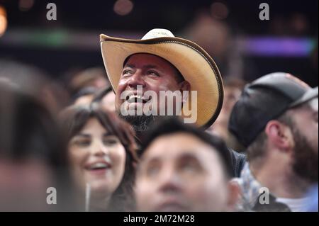 New York, USA. 06. Januar 2023. Ein Mann mit Cowboyhut lächelt, während er am 6. Januar 2023 am PBR Monster Energy „Buck Off“-Wettbewerb im Madison Square Garden, New York, New York, teilnimmt. PBR feiert sein 30.-jähriges Jubiläum im Madison Square Garden mit dem Wettbewerb vom 6. Bis 8. Januar. (Foto: Anthony Behar/Sipa USA) Guthaben: SIPA USA/Alamy Live News Stockfoto