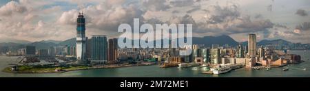 Panorama des West Kowloon und Tsim Sha Tsui Waterfront, mit dem International Commerce Centre (ICC) im Bau, Hongkong, 2008 Stockfoto