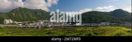 Panorama des Dorfes Tai O mit dem „Pang uk“ und Überresten alter Pfannen aus der einst wichtigen Salzproduktion, Lantau Island, Hongkong Stockfoto