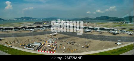 Panorama der Passagierjets auf dem Vorfeld und an den Toren von Terminal 1 am Internationalen Flughafen Hongkong, vom Kontrollturm 2013 aus gesehen Stockfoto