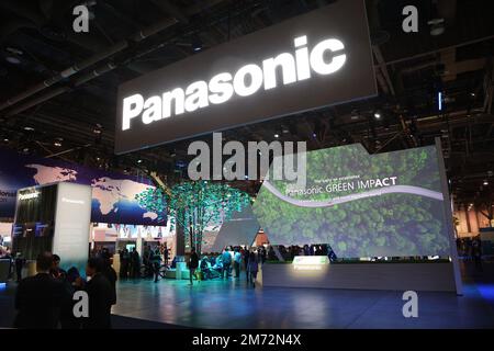 Las Vegas, Usa. 06. Januar 2023. Ein Blick auf den grünen Panasonic-Stand, der während der 2023 International CES im Las Vegas Convention Center in Las Vegas, Nevada, am Freitag, den 6. Januar 2023 ausgestellt wird. Foto: James Atoa/UPI Credit: UPI/Alamy Live News Stockfoto