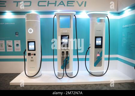 Las Vegas, Usa. 06. Januar 2023. Ein Blick auf die CHAEVI-Ladestationen für Elektrofahrzeuge, die während der 2023 International CES im Las Vegas Convention Center in Las Vegas, Nevada, am Freitag, den 6. Januar 2023 ausgestellt wurden. Chaevi ist der erste koreanische Hersteller, der eine integrierte Ladelösung für Benutzer von Elektroautos entwickelt hat. Foto: James Atoa/UPI Credit: UPI/Alamy Live News Stockfoto