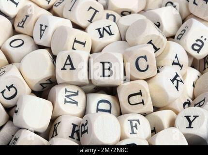 Buchstabenblöcke aus Holz mit Fokus auf „ABC“ (Designer kann bei Bedarf andere Buchstaben verwischen) Stockfoto