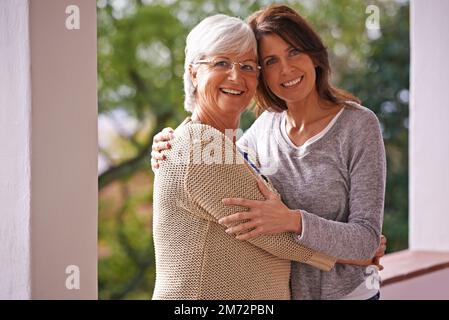 Danke für meine mom. Ein verkürztes Porträt einer glücklichen Seniorin, die zu Hause mit ihrer Tochter steht. Stockfoto