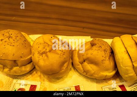 Vier Pikes leckerer hausgemachter Hamburger und pommes frites Stockfoto