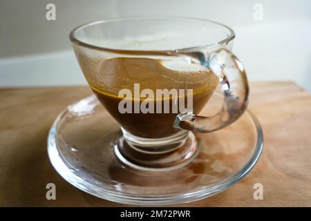 Eine Tasse heißen Tee, isoliert auf blauem Hintergrund. Stockfoto