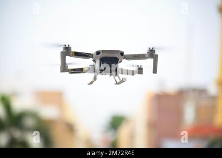 Nahaufnahme einer DJI Mavic Mini 2 Drohne auf unscharfem Hintergrund Stockfoto