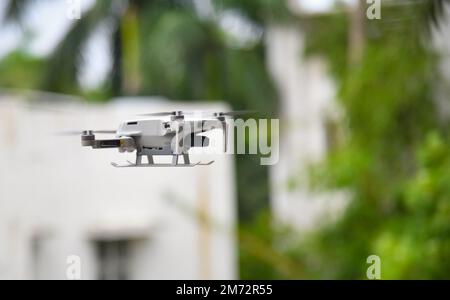 Nahaufnahme einer DJI Mavic Mini 2 Drohne auf unscharfem Hintergrund Stockfoto