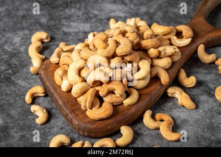 Cashew auf einem Servierbrett aus Holz. Ein Haufen Cashews. Studioaufnahmen. Schließen Stockfoto