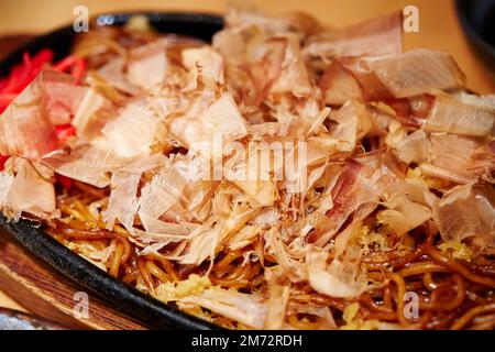 Yakisoba mit Katsuobushi auf einem Teller Stockfoto