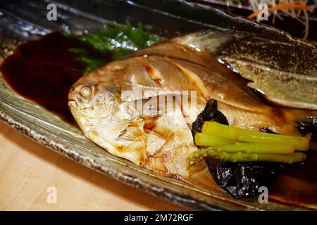 Fisch in gewürzter Sojasoße gekocht Stockfoto