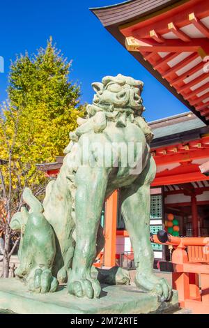 Kobe Japan Dez. 6. 2022: Bronzestatue Komainu im Ikuta-Schrein. Es ist ein löwenähnliches Wesen, das den Eingang oder die Honden bewacht. Stockfoto