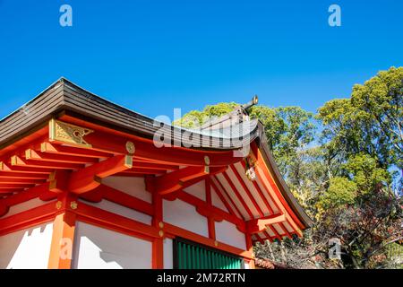 Kobe Japan Dez. 6. 2022: Das Dach und das Gebäude im Ikuta-Schrein. Der Schrein gehört möglicherweise zu den ältesten Schreinen des Landes. Stockfoto