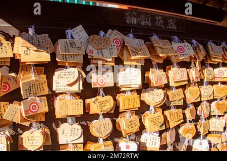 Kobe Japan Dez. 6. 2022: Die Ema (Shinto)-Mauer im Ikuta-Schrein. Der Schrein gehört möglicherweise zu den ältesten Schreinen des Landes. Stockfoto