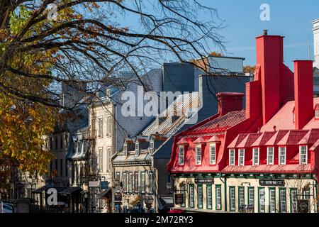 Quebec, Kanada - Oktober 23 2022 : Altstadt von Quebec im Herbst. Restaurant und Souvenirladen in der Rue Sainte-Anne. Stockfoto