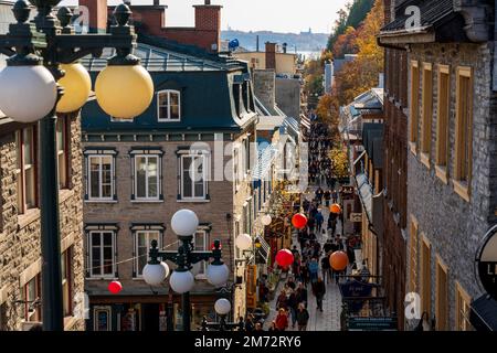 Quebec, Kanada - Oktober 23 2022 : Touristen, die in der Quartier du Petit Champlain Street einkaufen. Altstadt von Quebec im Herbst. Stockfoto