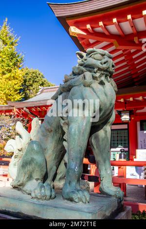 Kobe Japan Dez. 6. 2022: Bronzestatue Komainu im Ikuta-Schrein. Es ist ein löwenähnliches Wesen, das den Eingang oder die Honden bewacht. Stockfoto