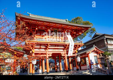 Kobe Japan Dez. 6. 2022: Das Turmtor des Ikuta-Schreins. Der Schrein gehört möglicherweise zu den ältesten Schreinen des Landes. Stockfoto