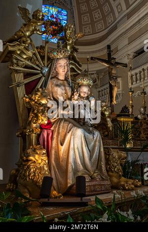 Madonna saß mit Kind und Engeln auf dem Thron in der Kirche Sant'Agostino in Recanati. Recanati, Provinz Macerata, Marken, Italien, Europa Stockfoto