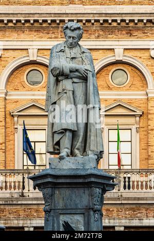 Giacomo Leopardi Platz, das Rathaus und das dem Dichter gewidmete Denkmal. Recanati, Provinz Macerata, Marken, Italien, Europa Stockfoto