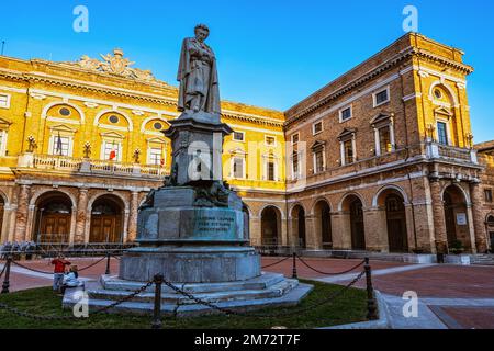 Giacomo Leopardi Platz, das Rathaus und das dem Dichter gewidmete Denkmal. Recanati, Provinz Macerata, Marken, Italien, Europa Stockfoto