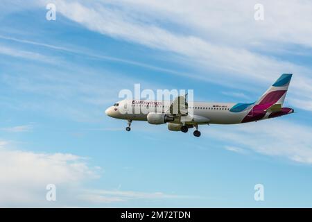 Passagierflugzeug Airbus A320-214 der deutschen Fluggesellschaft Eurowings auf dem Weg zum Flughafen Zürich Stockfoto