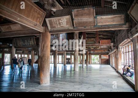 Hiroshima Japan 3. Dezember 2022: Der Blick von innen auf Senjokaku ("Pavillon mit 1000 Matten", Toyokuni-Schrein). Es ist das größte Bauwerk in Miyajima. Stockfoto