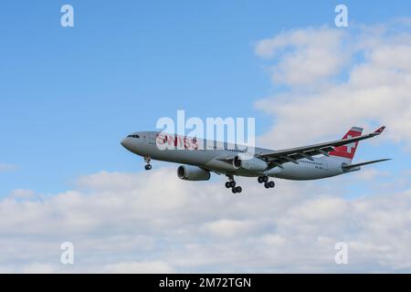 Passagierflugzeug Airbus A330-343 von Swiss International Air Lines auf dem Weg zum Flughafen Zürich Stockfoto