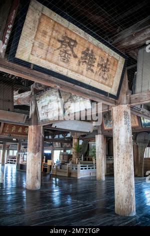 Hiroshima Japan 3. Dezember 2022: Der Blick von innen auf Senjokaku ("Pavillon mit 1000 Matten", Toyokuni-Schrein). Es ist das größte Bauwerk in Miyajima. Stockfoto