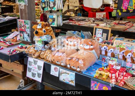 Hiroshima Japan 3. Dezember 2022: Souvenirladen mit Hirschspielzeug auf der Insel Itsukushima Japan (allgemein bekannt als Miyajima). Stockfoto