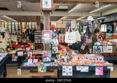 Hiroshima Japan 3. Dezember 2022: Souvenirladen mit Hirschspielzeug auf der Insel Itsukushima Japan (allgemein bekannt als Miyajima). Stockfoto