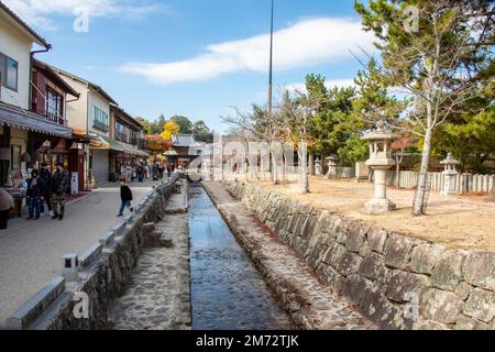 Hiroshima Japan 3. Dez. 2022: Der Blick auf die Insel Miyajima von der Straße. Diese kleine Insel ist seit der Antike ein heiliger Ort der Gottesdienste. Stockfoto