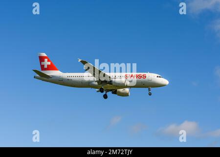 Passagierflugzeug Airbus A320-214 von Swiss International Air Lines auf dem Weg zum Flughafen Zürich Stockfoto