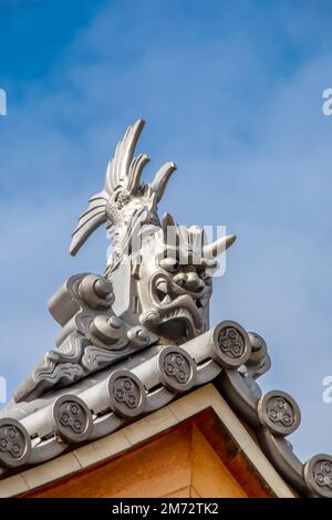 Hiroshima Japan 3. Dezember 2022: Der mythische Tigerköpfchen-Fisch namens Shachi auf dem Dach der Daiganji-Insel Miyajima. Stockfoto