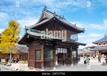 Hiroshima Japan 3. Dezember 2022: Das Tor zu Daiganji auf der Insel Miyajima. Diese kleine Insel ist seit der Antike ein heiliger Ort der Gottesdienste Stockfoto