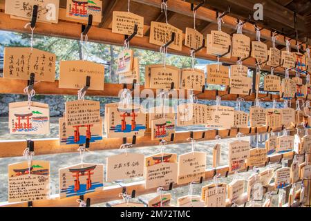 Hiroshima Japan 3. Dezember 2022: Die Ema (Shinto)-Mauer im Itsukushima-Schrein. Ein Shinto-Schrein auf der Insel Itsukushima (allgemein bekannt als Miyajima Stockfoto