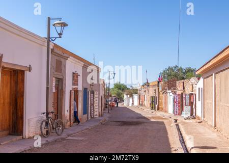 Gepflasterte Hauptstraße Caracoles von San Pedro de Atacama, die einzige Oase in der Wüste Atacama, die trockenste Zone des Planeten Stockfoto