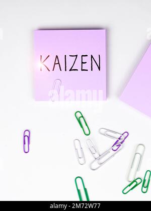 Textzeichen mit Kaizen. Ein Wort über eine japanische Unternehmensphilosophie zur Verbesserung der Arbeitsweisen Stockfoto