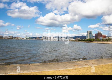 Matsue Japan 2. Dezember 2022: Die Stadt Matsue am Shinji-See vor dem Shimane Art Museum. Berühmte Lage mit wunderschönem Blick auf den Sonnenuntergang. Stockfoto