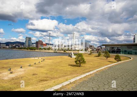 Matsue Japan 2. Dezember 2022: Die Skulptur „Shinji-ko Rabbits“ am Shinji-See vor dem Kunstmuseum Shimane. Berühmte Lage mit Sonnenuntergang. Stockfoto
