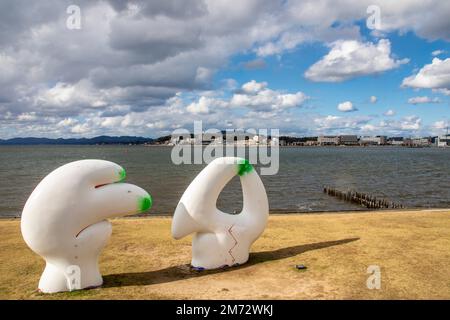 Matsue Japan 2. Dezember 2022: Die Skulptur „Conversation“ am Shinji-See vor dem Shimane Art Museum. Berühmte Lage mit sehr schönem Sonnenuntergang Stockfoto