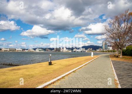 Matsue Japan 2. Dezember 2022: Die Stadt Matsue am Shinji-See vor dem Shimane Art Museum. Berühmte Lage mit wunderschönem Blick auf den Sonnenuntergang. Stockfoto