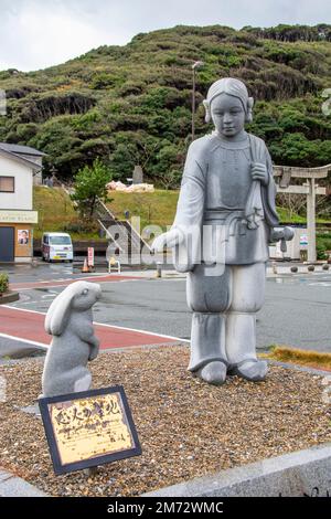 Tottori Japan 2. Dezember 2022: Der Hase von Inaba und Onamuchi-no-kami am Hakuto-Schrein. Es wurde 2010 zum ersten „Liebesschutzgebiet“ in Japan gewählt Stockfoto