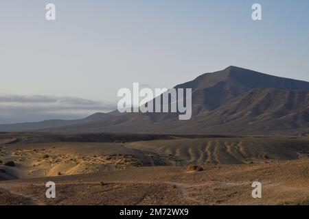 Sonnenuntergang am Playa Papagayo mit Los Ajaches im Hintergrund Stockfoto