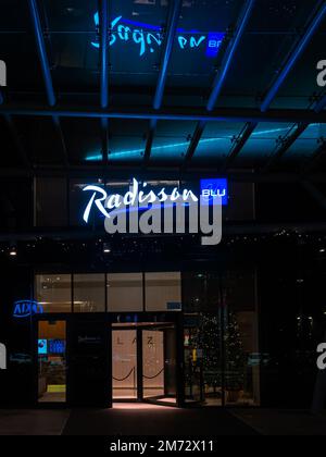 Ljubljana, Slowenien - 26. Dezember 2022: Radisson Blu ist eine internationale Hotelkette, die von Radisson Hotels betrieben wird. Stockfoto